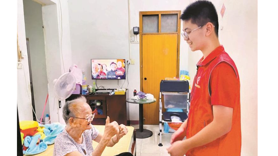 马田将围社区志愿者陪老人谈心