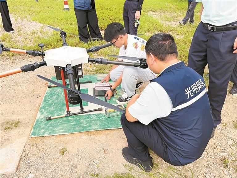 田寮社区网格员“充电”  学习使用无人机推进智慧巡查
