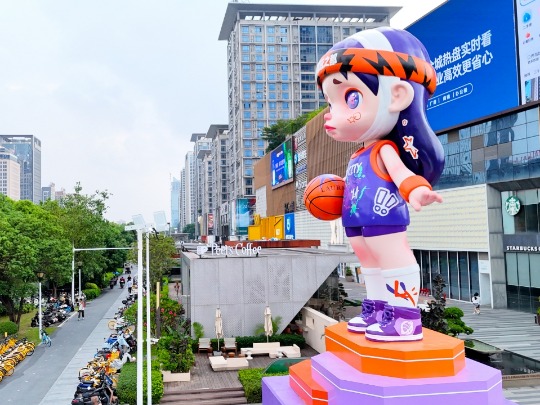 东莞地标LAURA穿新衣，银紫流光闪耀“潮玩之都”