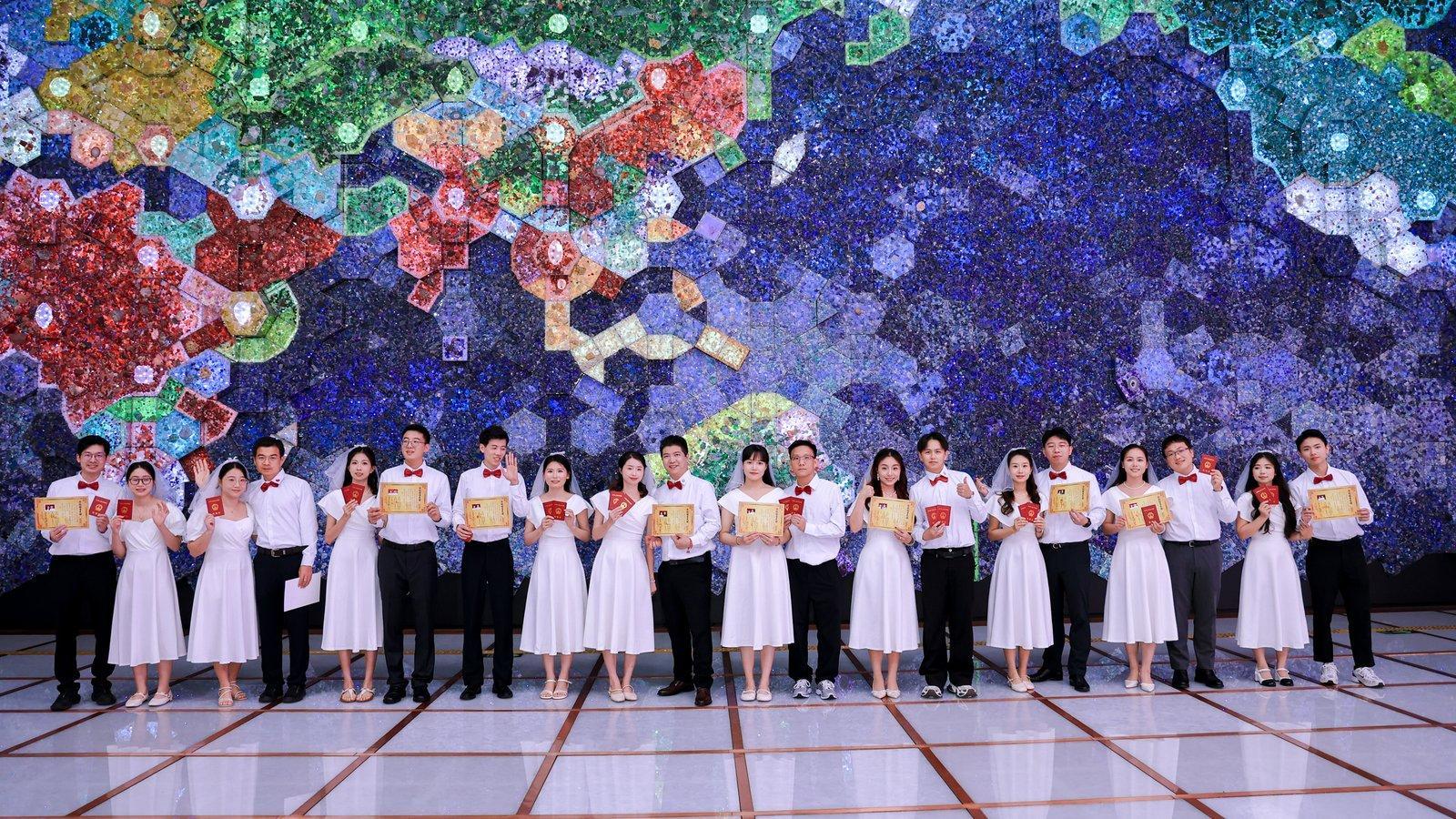 珠宝环绕中缔结良缘！罗湖区水贝IBC MALL户外颁证点七夕正式启用