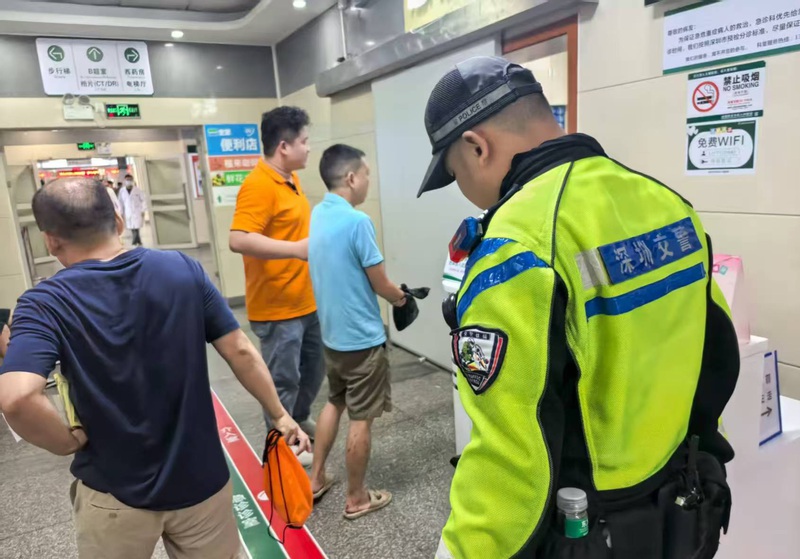 （重复）市民手指重伤求助，龙华交警铁骑火速开道送医