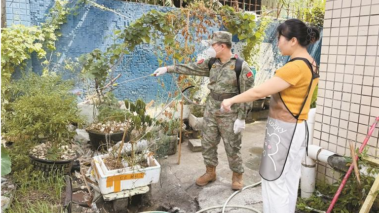 福海街道：民兵参与防蚊消杀 撑起居民健康“防护伞”