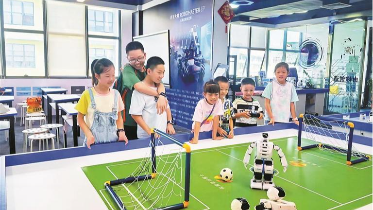 观湖松轩社区职工子女参加“机器人科创体验日”活动
