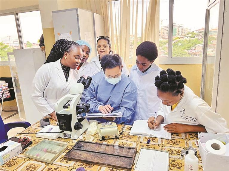 援非一年半培训近百人，深圳医生陈卓诚获广东省“最美医务工作者”称号
