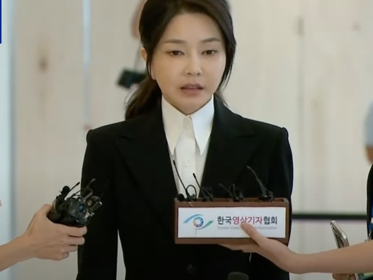 韩国前第一夫人金建希抵达法院，出席拘捕必要性审查 