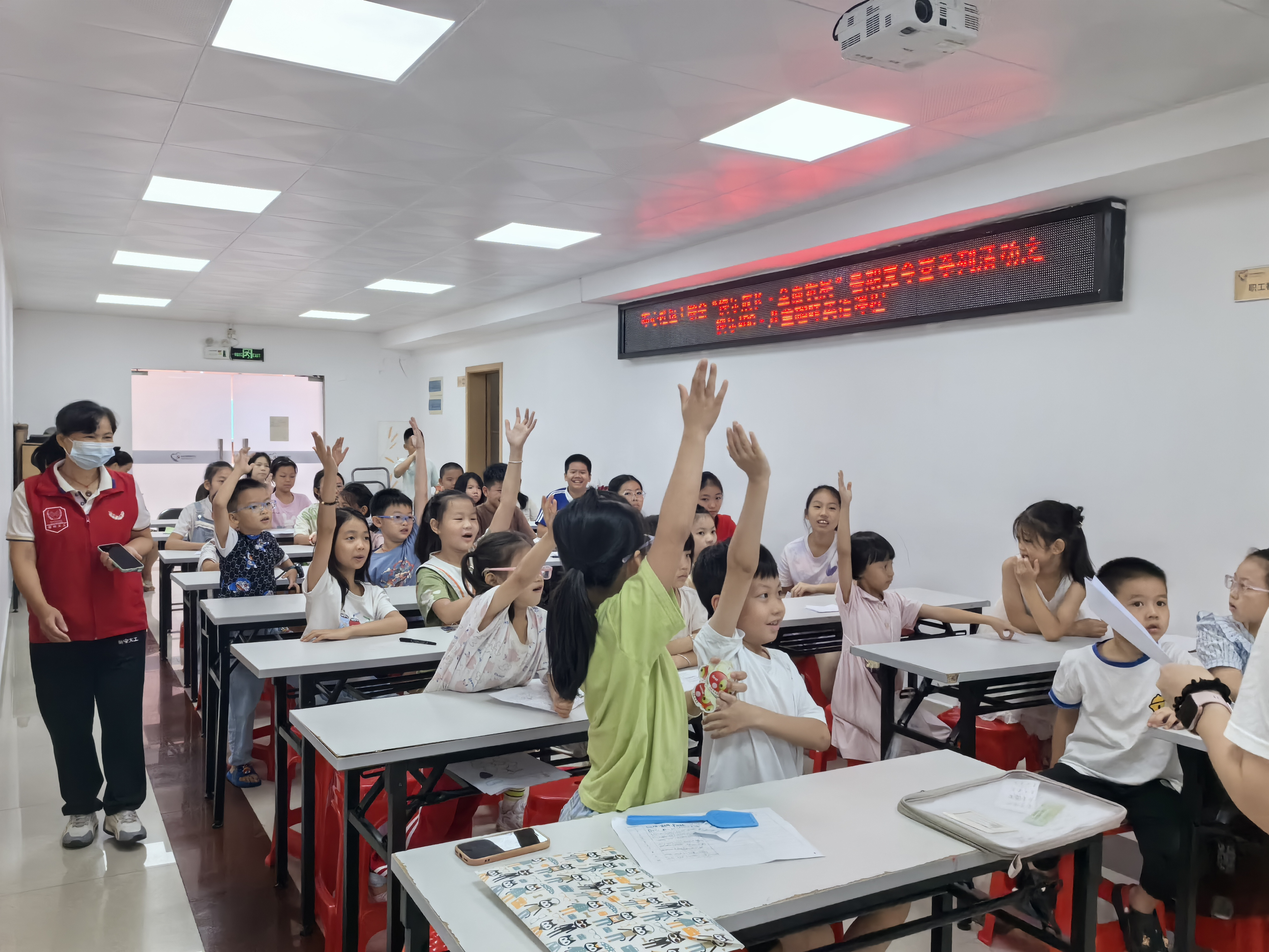 布心社区趣味英语课点燃职工子女学习热情