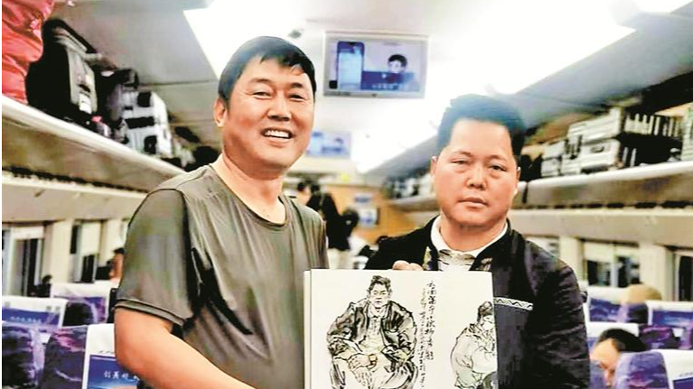 与市井百姓交朋友的画家，冯英杰街头执笔三十载，免费为上千位路人作画