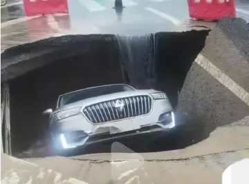 河北张家口一道路发生坍塌，现场有车辆坠入，当地交通局回应 | 有料