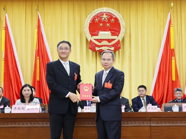 卢泽新当选石碣镇人大主席