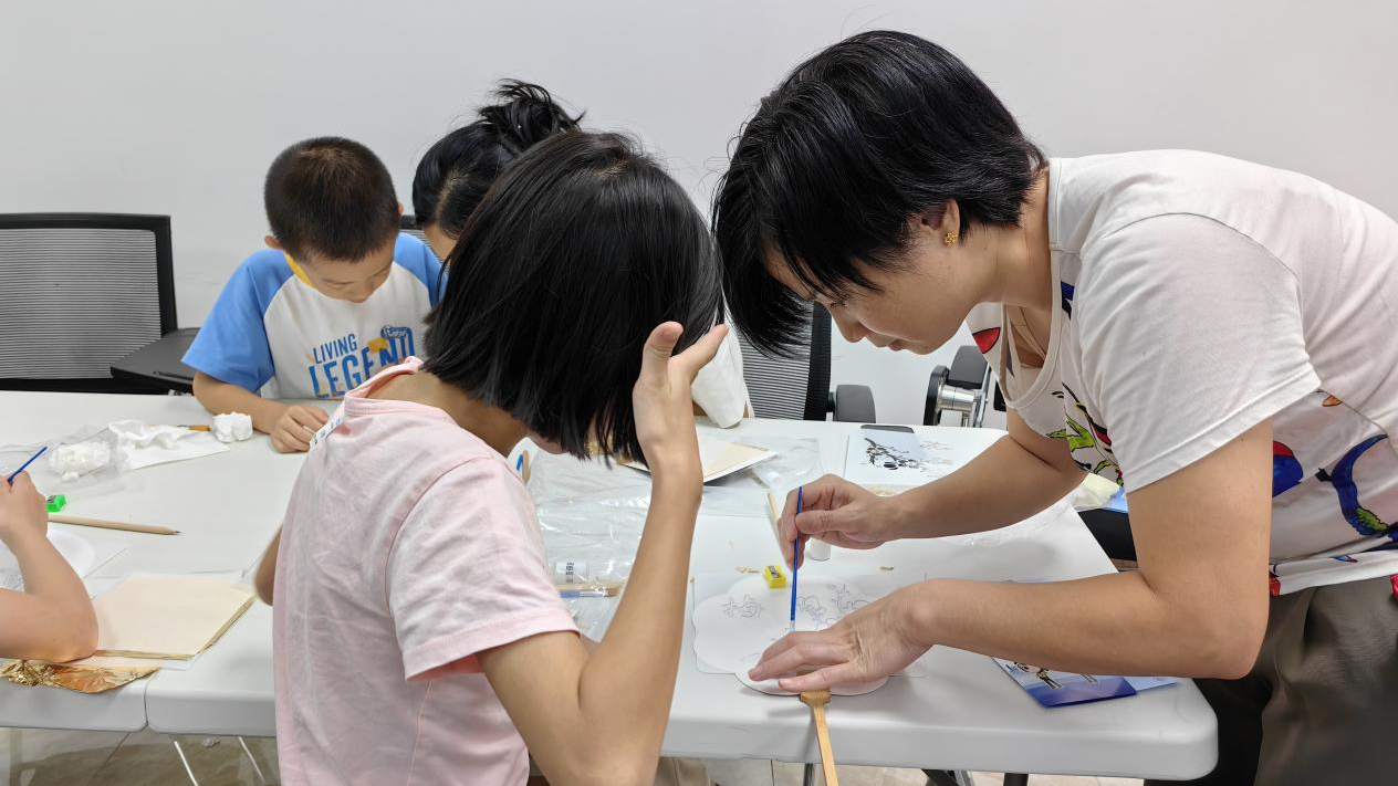 海旺社区：亲子共制烧箔扇，沉浸式体验非遗魅力