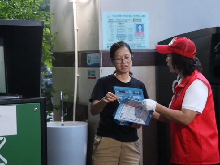 深圳城管开展垃圾分类“志愿引导日”行动，持续至年底