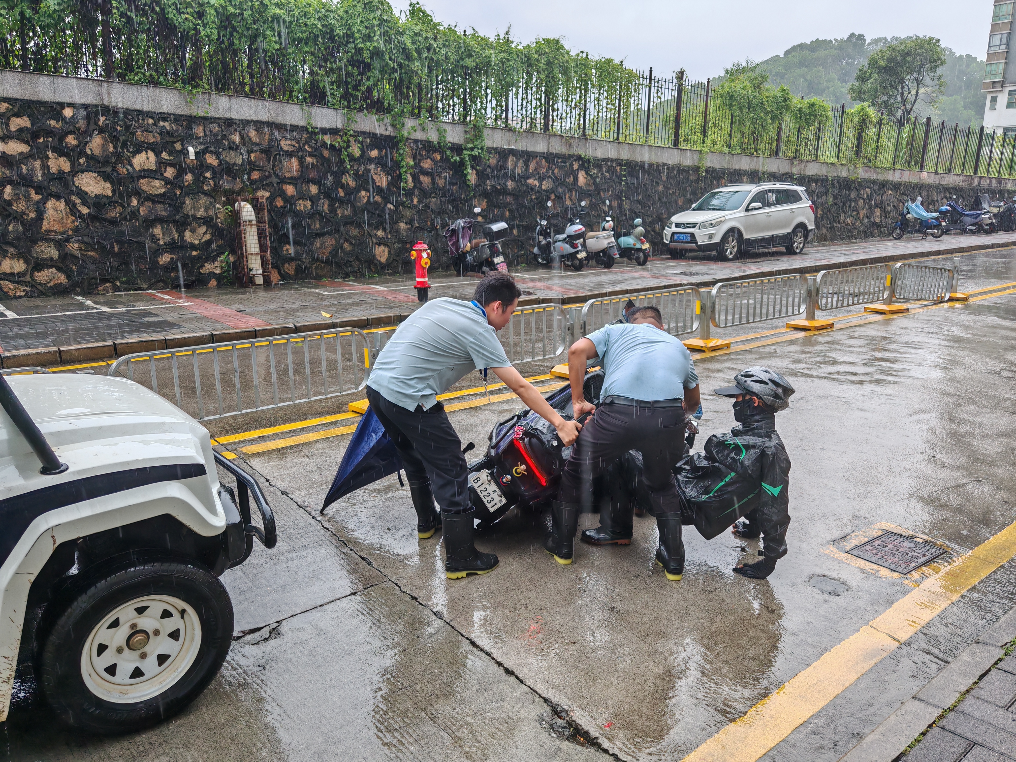 暴雨中的暖心救援！光明街道网格员以“网格+气象”筑牢安全防线