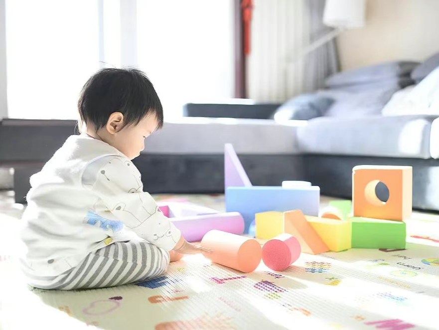 不法分子冒充卫健委等实施诈骗，媒体：防范育儿补贴被恶意做局 