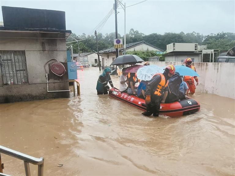 连日普降暴雨，龙华区各级各部门严格落实24小时值班值守，多措并举织牢防汛安全网