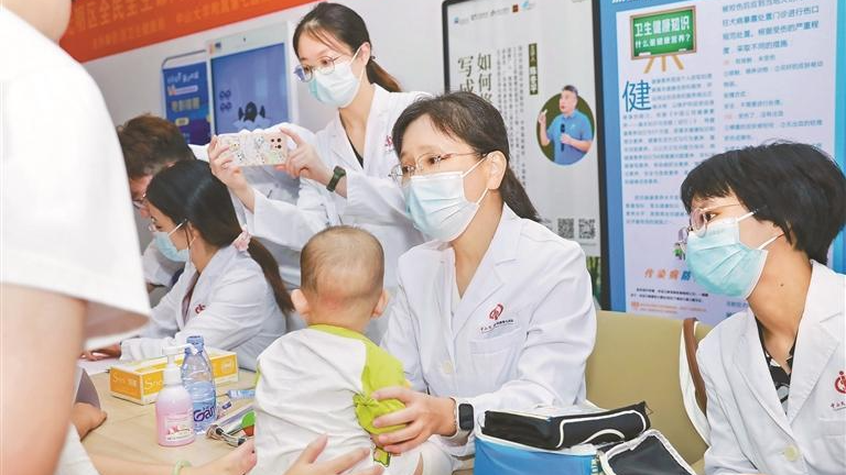 光明区开展健康大讲堂 专家指导家长“科学喂养”