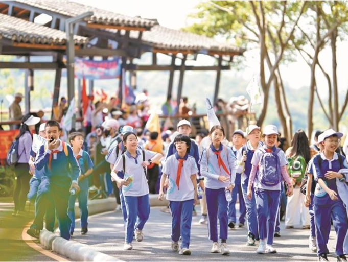 深圳市委教育工委书记，市教育局党组书记、局长郑秀玉：打造民生幸福标杆 办好人民满意的教育