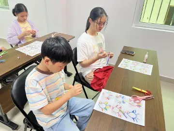 红村社区举办“巧手造趣，创意无限”扭扭棒工作坊举办