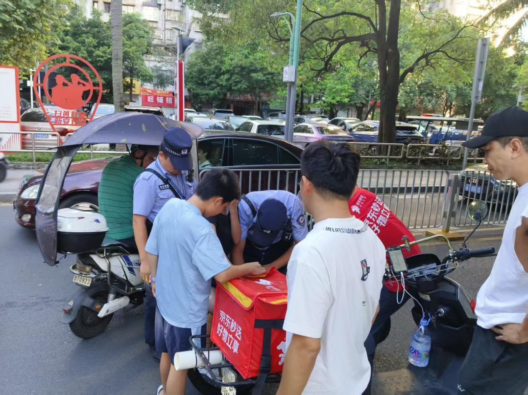 街头上演暖心一幕！新安网格员及时解救脚部被卡女童