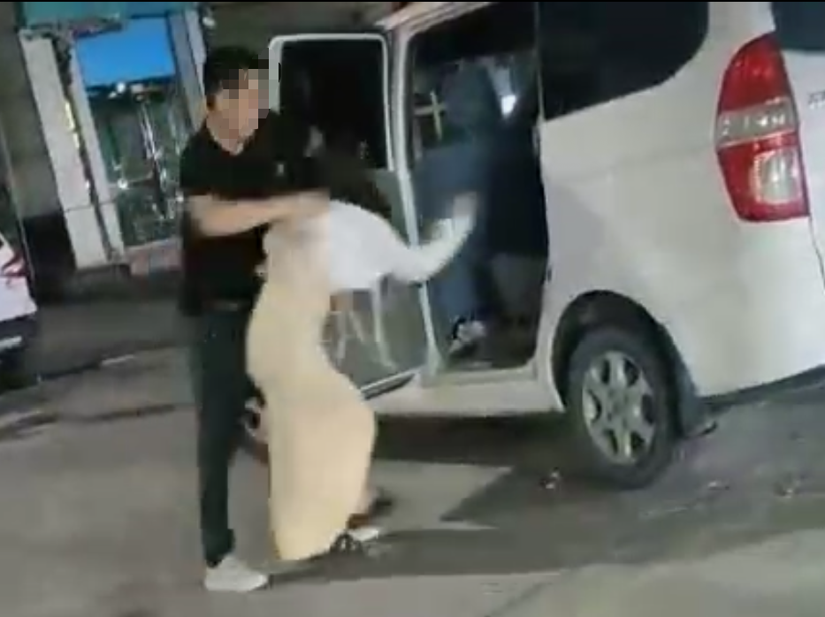 河南一小区内有女子被殴打后又被推进面包车？当地警方：双方是父女关系 | 有料