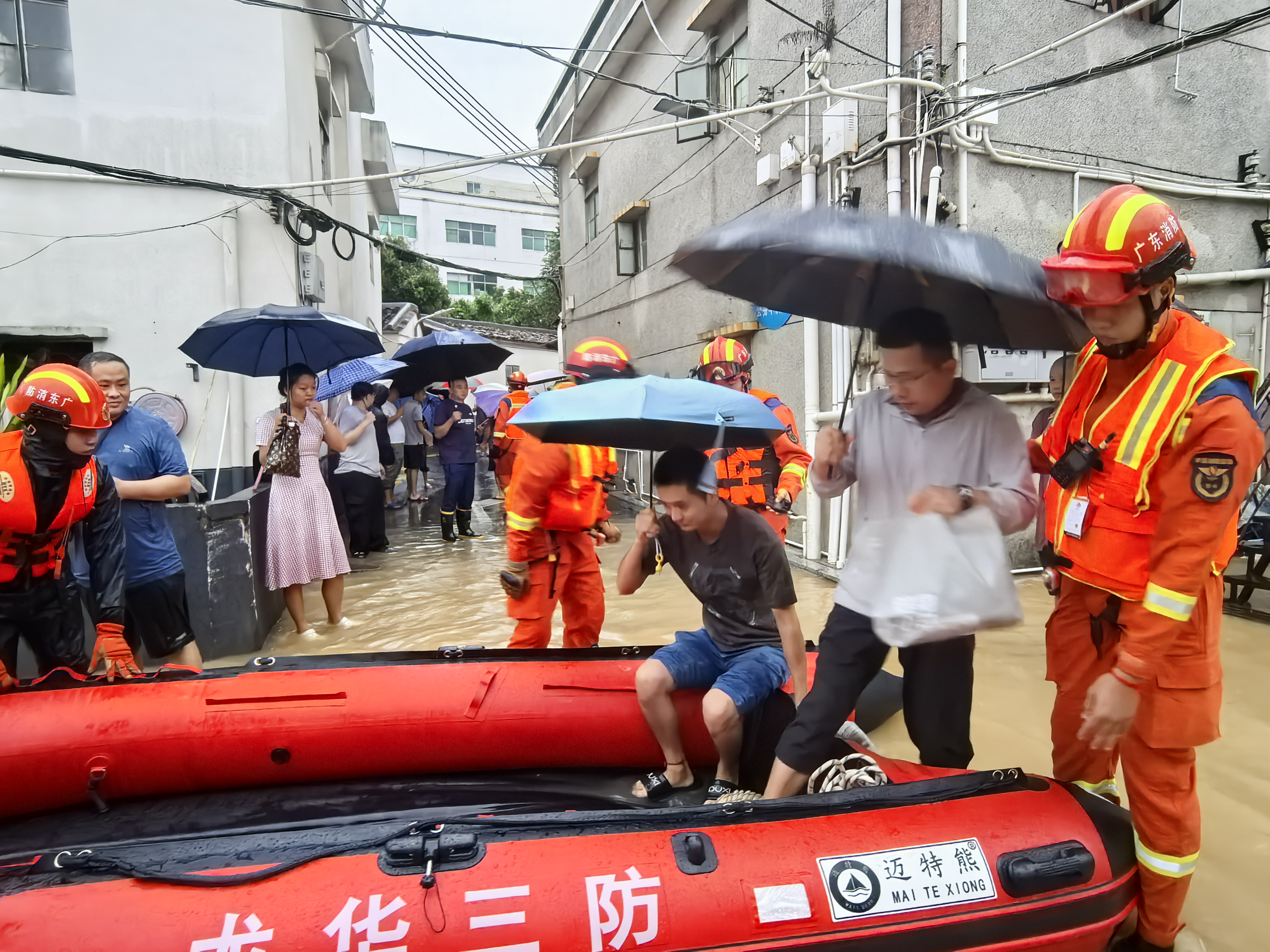 暴雨来袭，深圳龙华：消防闻“汛”响应，紧急营救群众