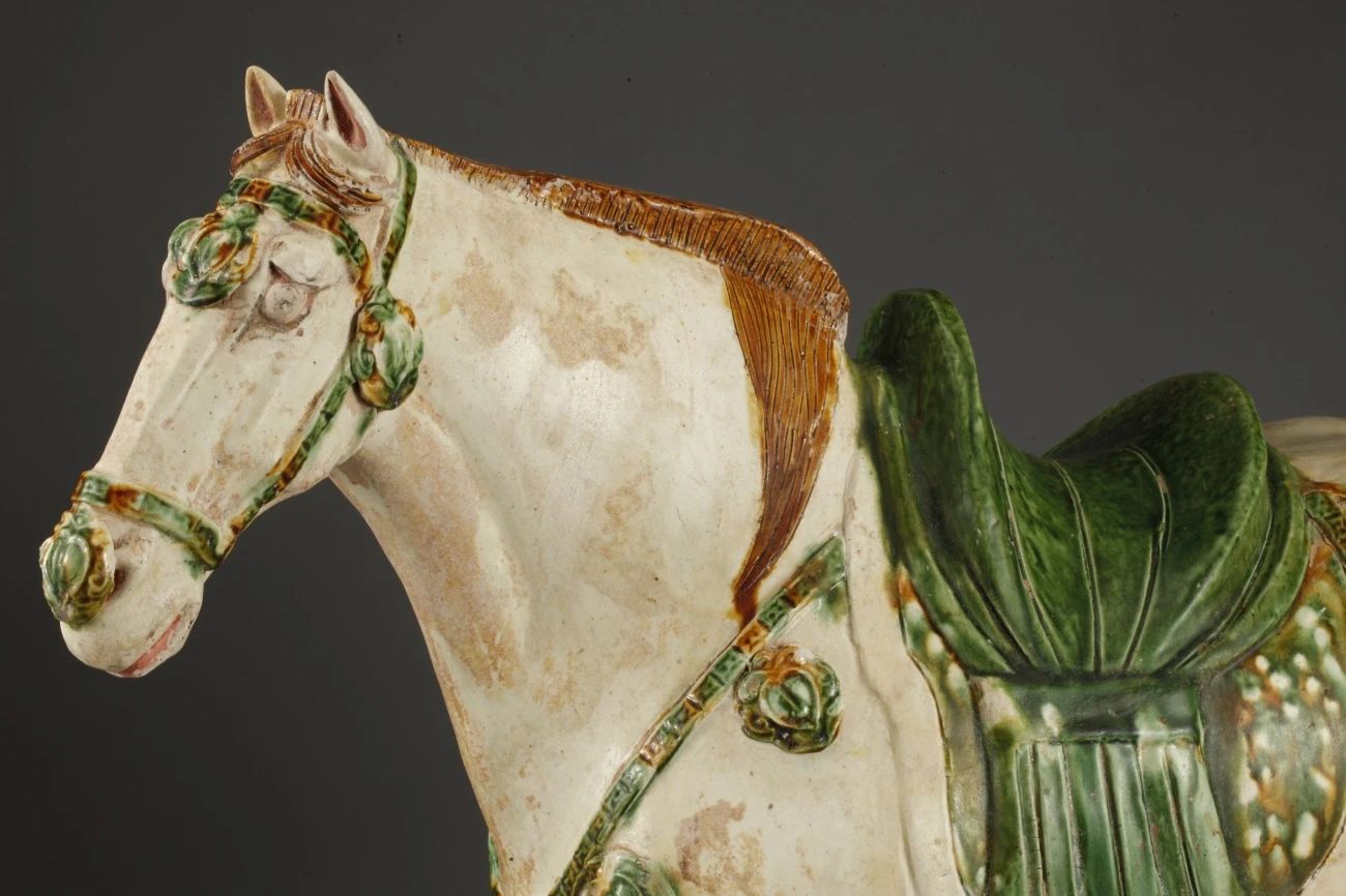 当卢撞脸Labubu？马儿的“高定首饰”与“马”的珠宝隔空对话！