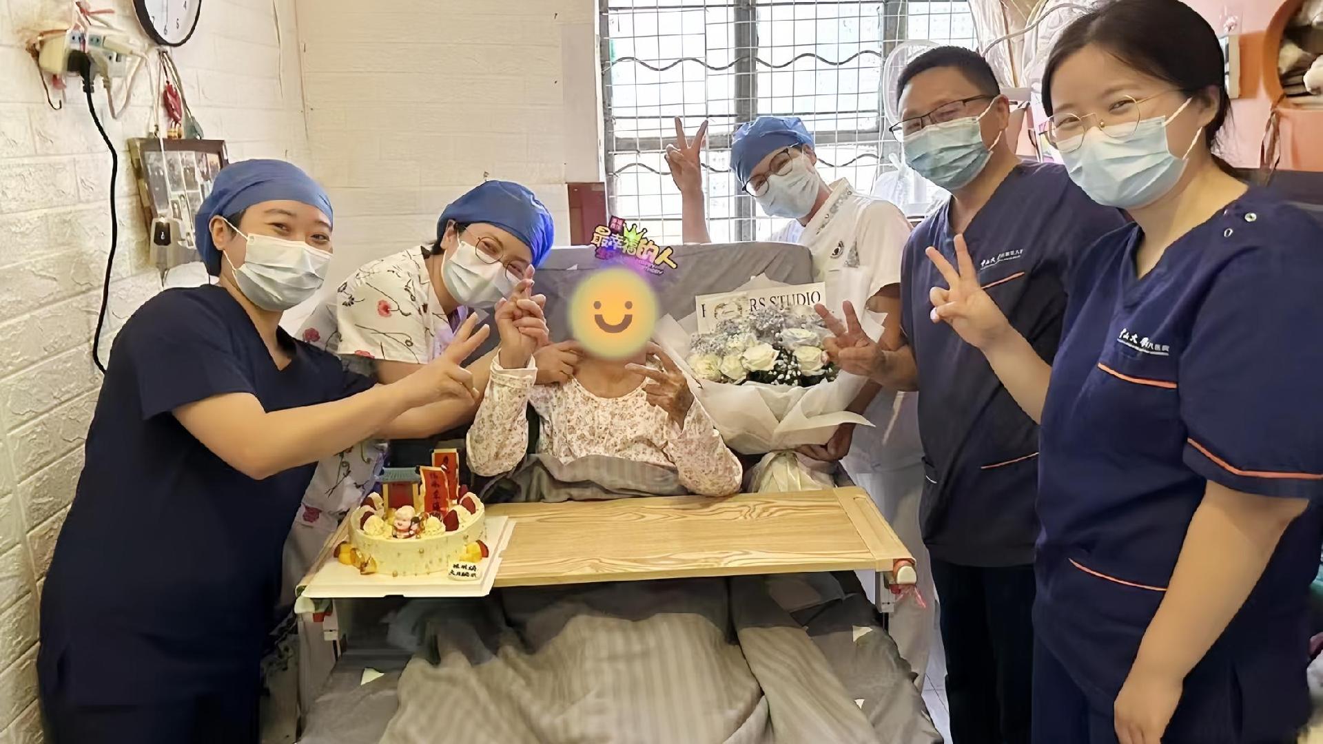 看病照护不挪“窝”， 2.5万张病床“安”进深圳人家里