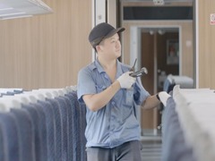 高温下“动车医生”的安全守护