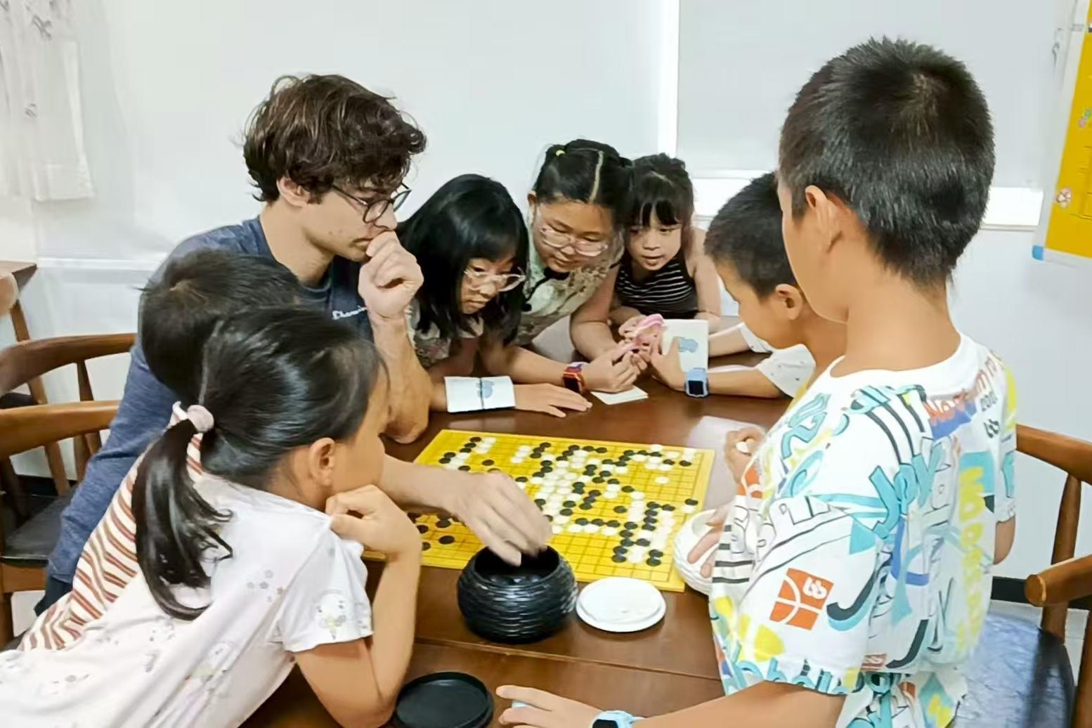 国画围棋诗韵浓！深圳这家医院用传统文化夏令营破解医护带娃难题