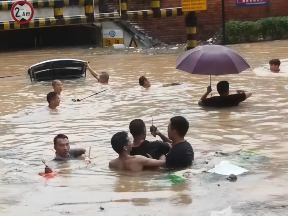 七名路人暴雨天东莞街头合力砸车救人，已被认定见义勇为