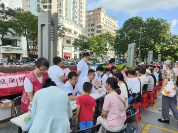 翠平社区开展义诊活动，健康服务与非遗美食双惠民
