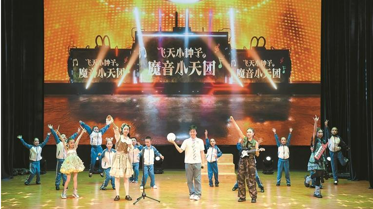 茅洲河体育艺术中心邀请50余个来深务工家庭