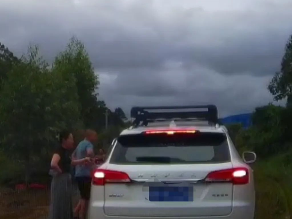 官方通报“奔驰女司机亮证逼迫让路”，让路男子还原事发过程