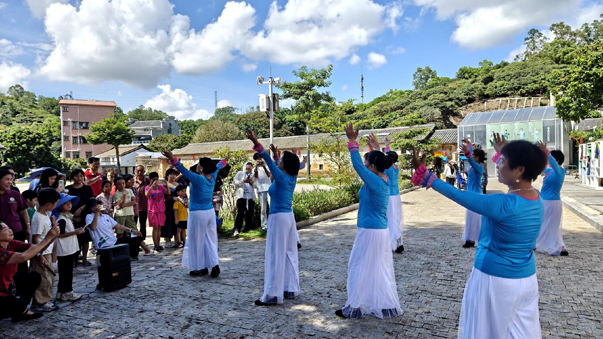 戏剧谷化身“欢乐海”,马峦街道江岭社区打造文化游园活动