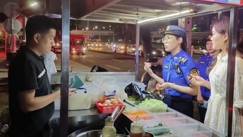 联合女性力量投入环境整治,西乡“她力量”展现社会治理责任担当