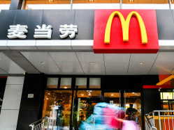 麦当劳中国：八年来门店数量增三倍，约半数董事会成员为中国人
