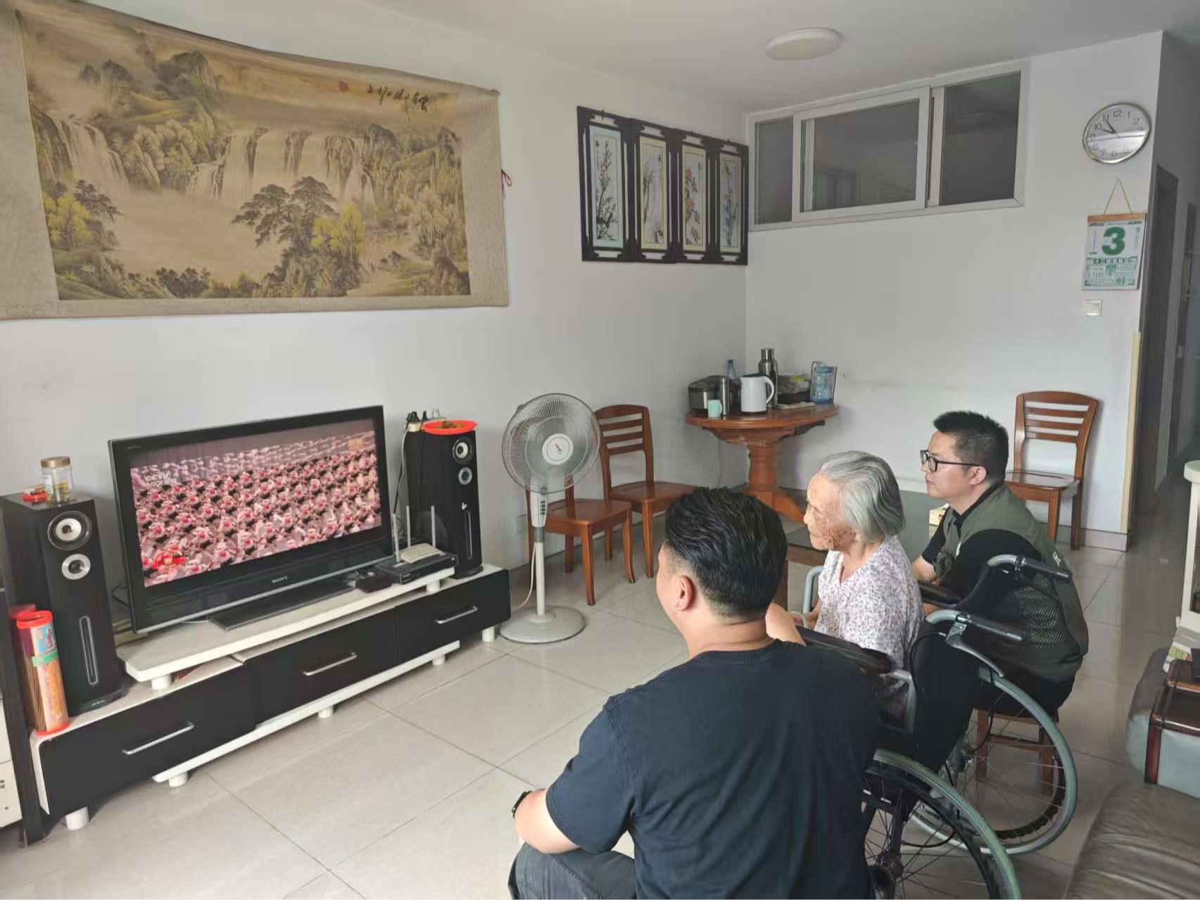 大浪街道辖区各界组织观看纪念抗战胜利80周年阅兵仪式