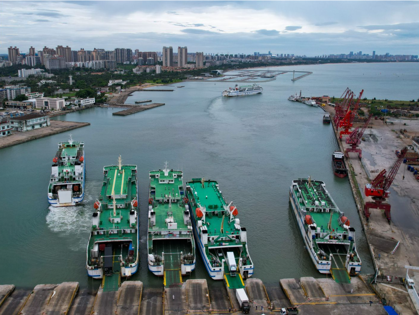 台风影响减弱，海口“三港”、琼州海峡客滚船将复运