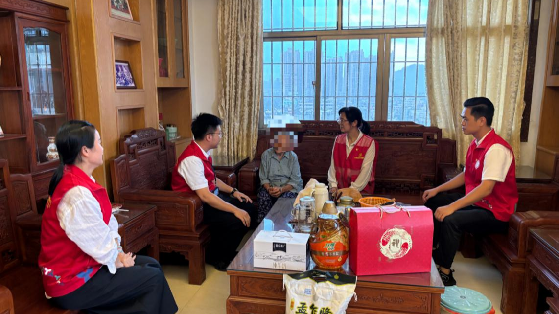 双节暖人心！石岩上屋社区开展慰问老党员活动