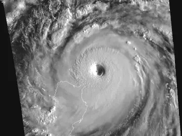 宝安全区戒备!超强台风明日抵深,学校停课48小时