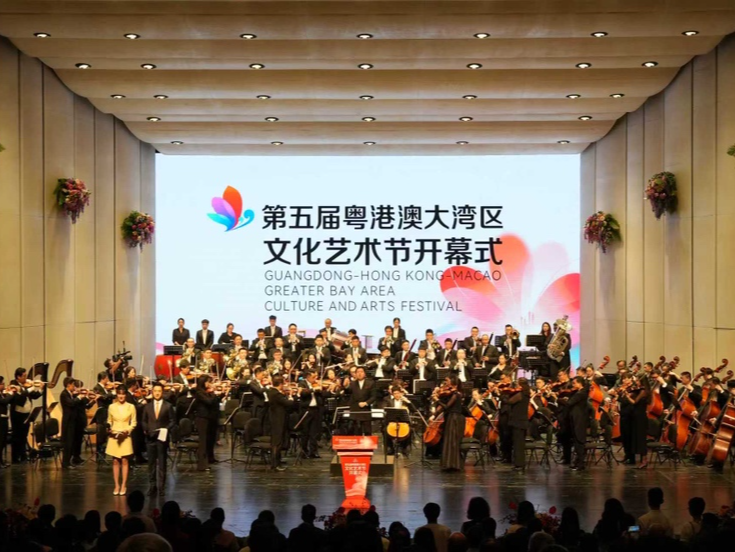 《湾区华章》里，有粤港澳大湾区老中青三代共同的情怀，也有“永远向上看的视角”