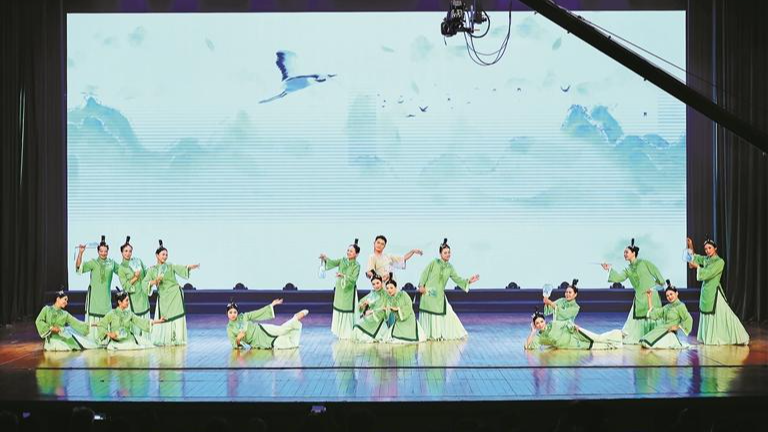 西乡街道国庆专场文艺汇演燃情上演