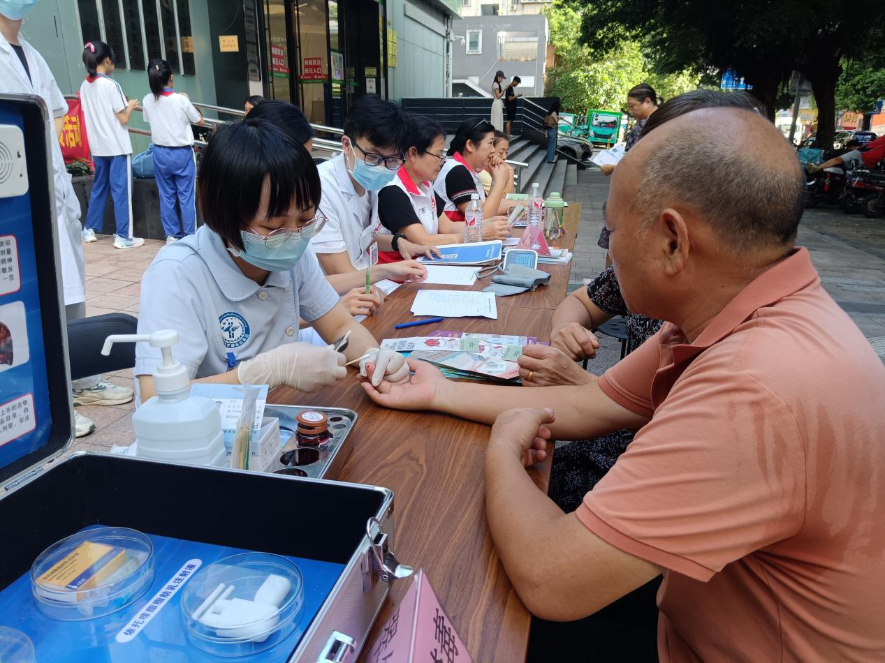 翠平社区开展糖尿病防控义诊暨健康科普行动