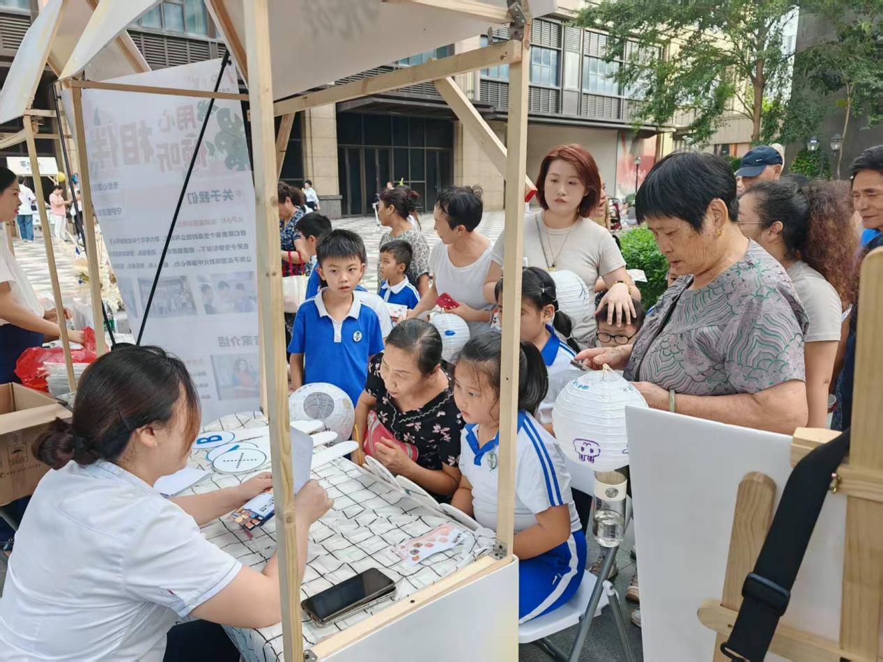 “月满签秋”游园会传递邻里温情
