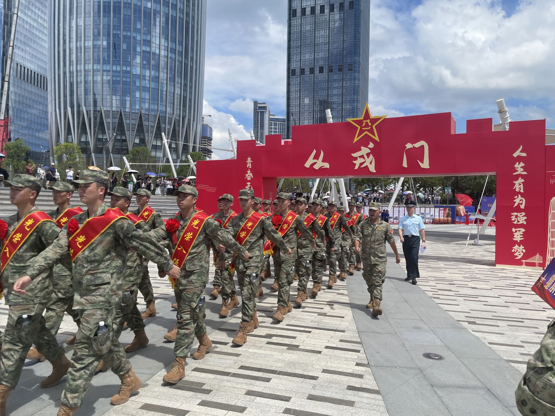 深圳市2025年下半年送兵大会隆重举行——新兵带着鹏城力量奔赴强军新征程