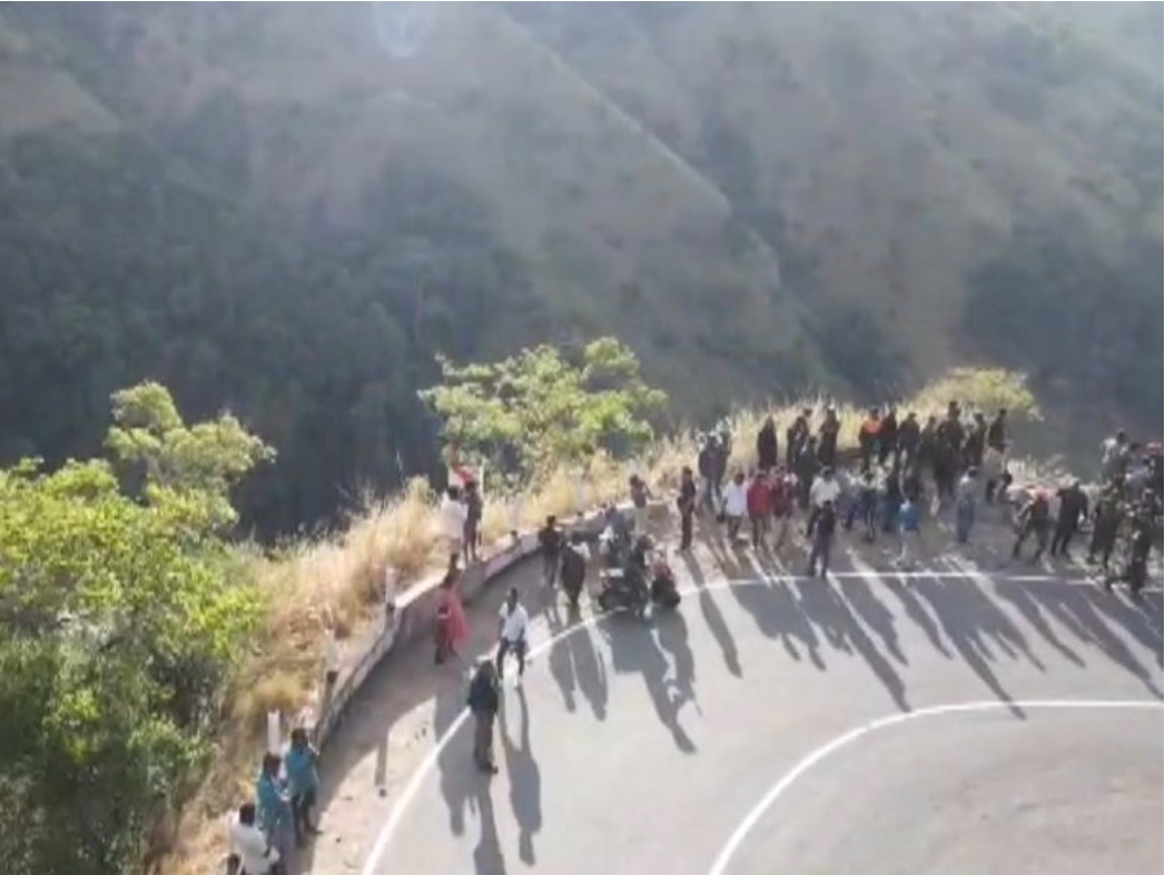 斯里兰卡一汽车坠崖，已致15人死亡 