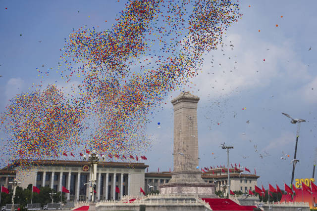 2025年9月3日，纪念中国人民抗日战争暨世界反法西斯战争胜利80周年大会在北京隆重举行。这是纪念大会现场放飞气球和鸽子。新华社记者 牟宇 摄