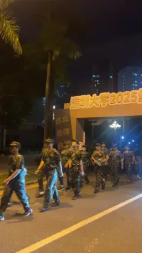 深圳大学千名新生凌晨12公里拉练 