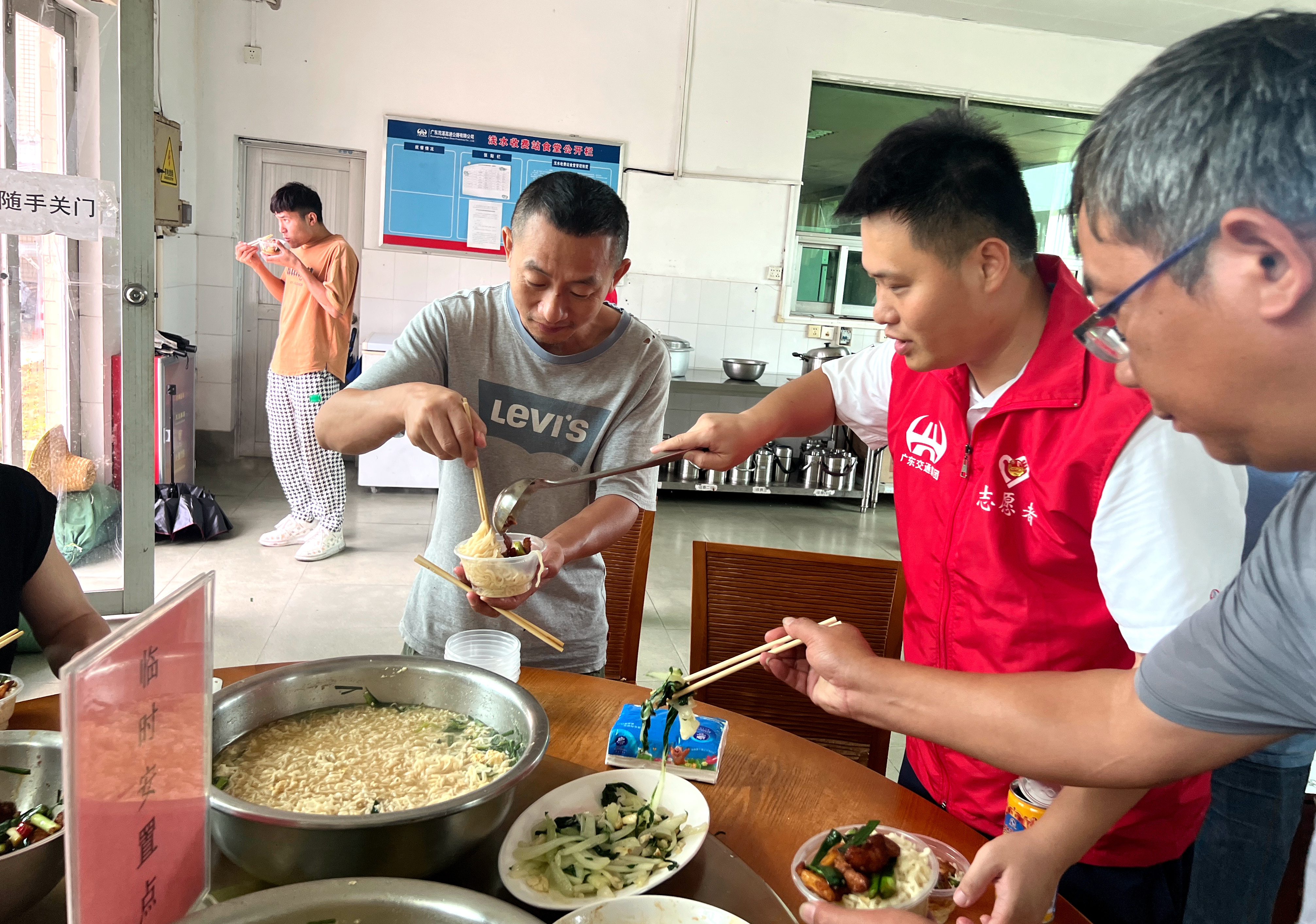 “浅水”情深！茂湛高速浅水站为滞留司乘人员送上应急物资
