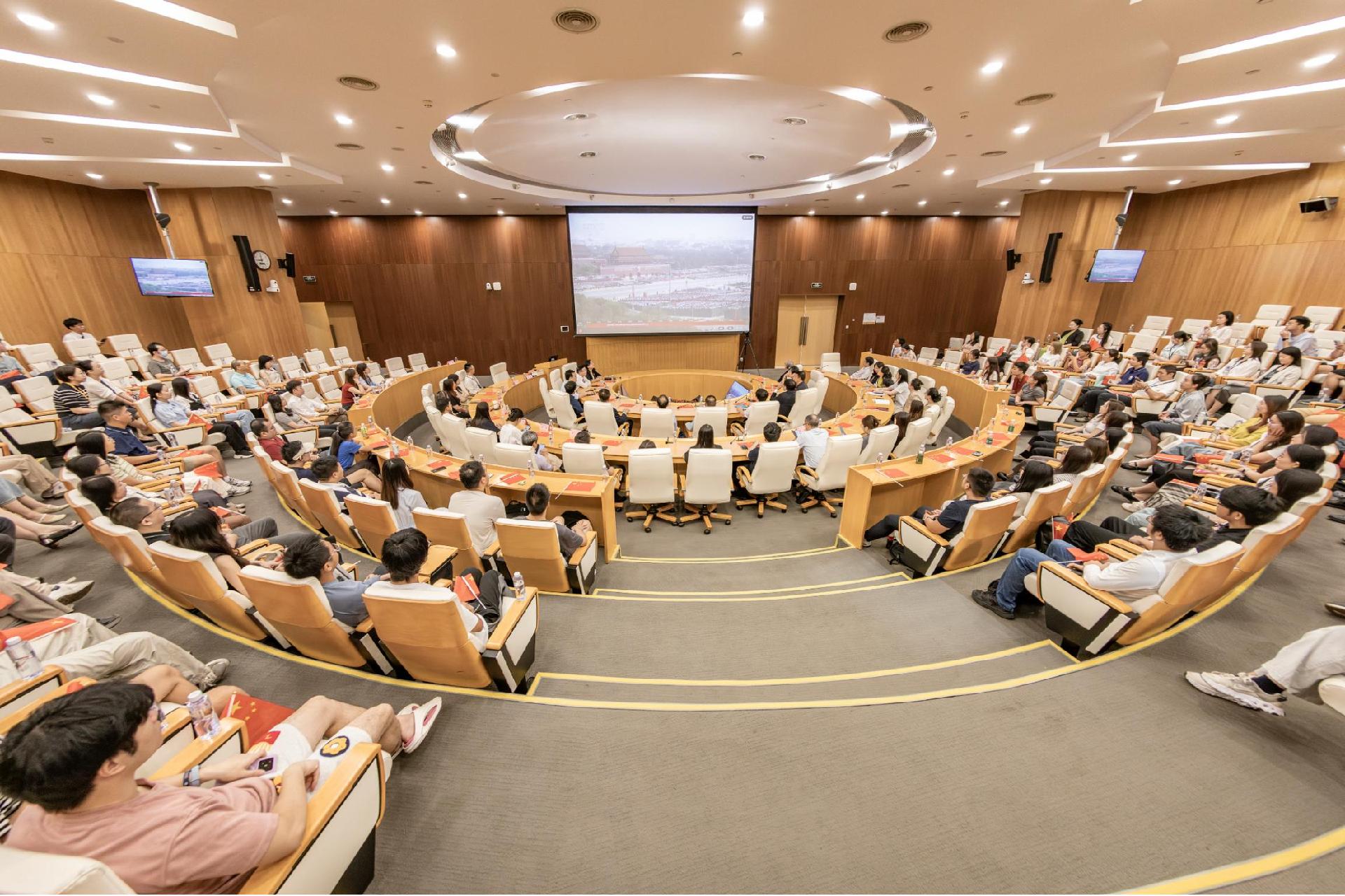 香港中文大学（深圳）师生集体收看盛大阅兵