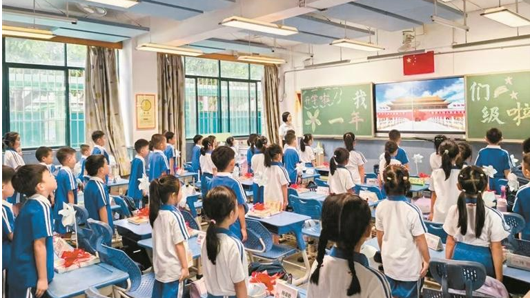 光明区公明第一小学践行“爱、勤、严、美”校训精神，书写“阳光教育”的温暖故事
